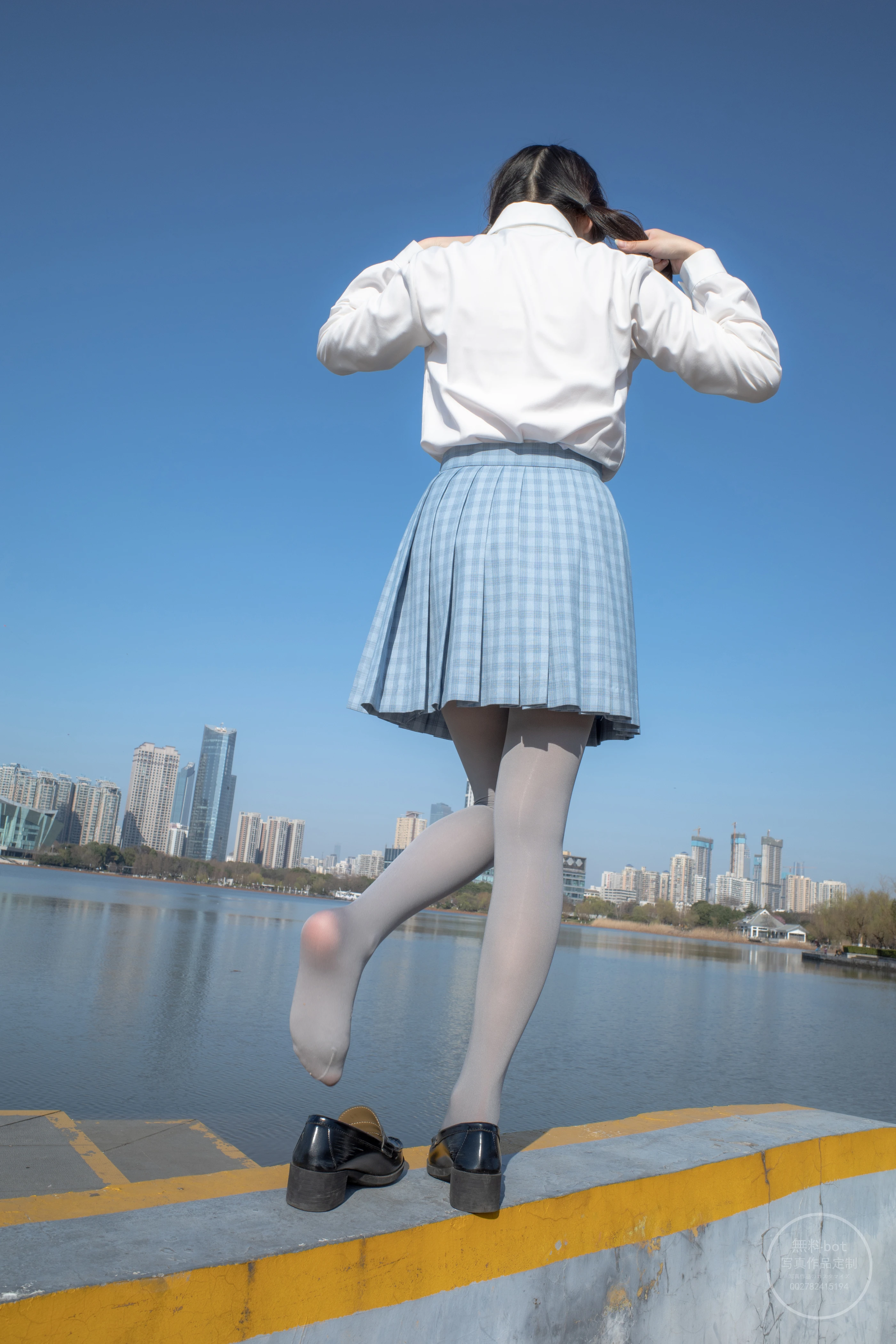 森萝财团 有料 NO.030 小香 户外公园里的JK制服灰丝美腿 [100P]插图9